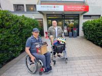 Der erzwungene Gang in das Obdachlosenheim: Günter Koepke  wird von seinem Sohn Sven beim Verlassen des Seniorenheims in Ludwigsfeld begleitet.