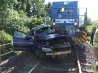 Bei einem Unfall am Bahnübergang Lindach ist ein 33-Jähriger am Sonntag tödlich verunglückt. Sein Auto wurde von einer Lok erfasst und mitgeschleift.