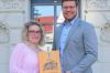 Bürgermeister Michael Schindler freut sich auf die Zusammenarbeit mit der neuen Stadtkämmerin Selina Zabel.