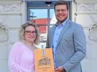 Bürgermeister Michael Schindler freut sich auf die Zusammenarbeit mit der neuen Stadtkämmerin Selina Zabel.