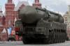 Eine strategische russische Atomrakete vom Typ Topol-M fährt bei der Militärparade zum Tag des Sieges über den Roten Platz.