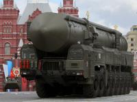 Eine strategische russische Atomrakete vom Typ Topol-M fährt bei der Militärparade zum Tag des Sieges über den Roten Platz.