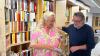 Initiator und AG-West Geschäftsführer Markus Kienle (rechts) und Mitarbeiterin Pia Schmücker räumen im Kulturkaufhaus Bücher und CDs ein. Am Mittwoch, 10. Juni, geht es los.