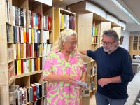 Initiator und AG-West Geschäftsführer Markus Kienle (rechts) und Mitarbeiterin Pia Schmücker räumen im Kulturkaufhaus Bücher und CDs ein. Am Mittwoch, 10. Juni, geht es los.