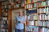 Buchhändler Ralf Lehmann (in Ruhestand) steht inmitten seines "Büchermeers"
bei sich zuhause, im alten Pfarrhaus in Fessenheim. Buchhändler müssten an
allem in der Welt interessiert sein und vor allem: "Lesen!", sagt er.