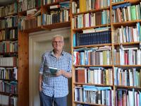 Buchhändler Ralf Lehmann (in Ruhestand) steht inmitten seines "Büchermeers"
bei sich zuhause, im alten Pfarrhaus in Fessenheim. Buchhändler müssten an
allem in der Welt interessiert sein und vor allem: "Lesen!", sagt er.