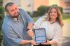 Volkan Uygun und Julia Fokt zeigen die Beevolu-App, die Ende Juni an den Start geht. In Illertissen kann sie gratis getestet werden. Das Paar hofft auf weitere Einrichtungen, die Beevolu nutzen wollen.
