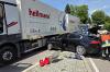 Am Montagnachmittag ist in Neuburg ein Rentner mit seinem Auto gegen einen Sattelzug gefahren.