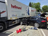 Am Montagnachmittag ist in Neuburg ein Rentner mit seinem Auto gegen einen Sattelzug gefahren.