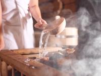 Die Hitze in der Sauna wirkt sich auf den Blutdruck aus. Langfristig können Saunagänge bei Bluthochdruck damit positive Effekte haben.