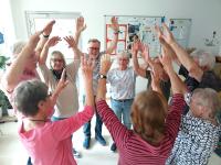 Vor sieben Jahren entwickelte sich aus dem AOK-Gesundheitsprogramm eine Seniorengruppe, die von Michael Hahn geleitet wird (dritter von links).  Manchmal ist auch MGH-Leiterin Brigitte Dunkenberger (Mitte) mit von der Partie und leitet zu Tänzen an.