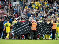Erinnerungen an 2021 werden sofort wach: Spieler aus Dänemark und der Ukraine bilden einen Sichtschutz für Christian Eriksen. Der Däne ist erneut auf dem Platz zusammengebrochen.