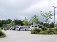 Auf dem Parkplatz auf der Waitzinger Wiese in Landsberg gibt es mehrere Wohnmobil-Stellplätze.