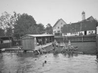 Strenge Sitten herrschten einst im Krumbacher „Flussbad an der Kammel“. Bis zum Jahr 1950 war die städtische Badeanstalt für „Männlein und Weiblein getrennt“ in Betrieb.