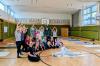 Das Gruppenfoto zeigt keine gewöhnliche VHS-Gruppe, sondern eine Gemeinschaft, die über Jahrzehnte zusammengewachsen ist – geprägt von Dorothea Trieb, die mühelos den Spagat zwischen Yogaunterricht und gelebter Gemeinschaft schafft.
