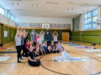 Das Gruppenfoto zeigt keine gewöhnliche VHS-Gruppe, sondern eine Gemeinschaft, die über Jahrzehnte zusammengewachsen ist – geprägt von Dorothea Trieb, die mühelos den Spagat zwischen Yogaunterricht und gelebter Gemeinschaft schafft.