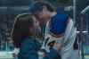 „Off Campus“-Darsteller Ella Bright und Belmont Cameli stehen als Hannah und Garrett im Zentrum des neuen Eishockey-Serien-Hits