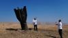 Menschen fotografieren sich neben dem Wrack einer iranischen Rakete, die in der Nähe der Stadt im Westjordanland eingeschlagen ist.