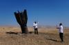 Menschen fotografieren sich neben dem Wrack einer iranischen Rakete, die in der Nähe der Stadt im Westjordanland eingeschlagen ist.