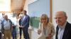 Professor Alexander Glas und Barbara Pfeuffer führten in die Ausstellung „Landschaften“ im Atelier in Höchstädt ein. Im Hintergrund ist ein frühes Werk von Hartmut Pfeuffer (am linken Rand des Werks Bürgermeister Stephan Karg) zu sehen.