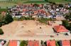Die Baustelle in Betlinshausen von oben: Die barrierefreie Rampe sowie die Umrisse des Dorfplatzes links des Vereinsheims sind schon erkennbar. Hinter dem Gebäude werden Parkplätze angelegt.