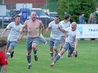Marcus Koschta entledigte sich nach seinem Treffer zum 1:0-Sieg des SV Wörnitzstein-Berg II seines Trikots. Die Gelbe Karte dafür konnte er verschmerzen.