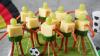 Käse-Trauben-Spieße im Fußballer-Look drängeln sich auf dem Spielfeld von Bloggerin Jenny Böhme.