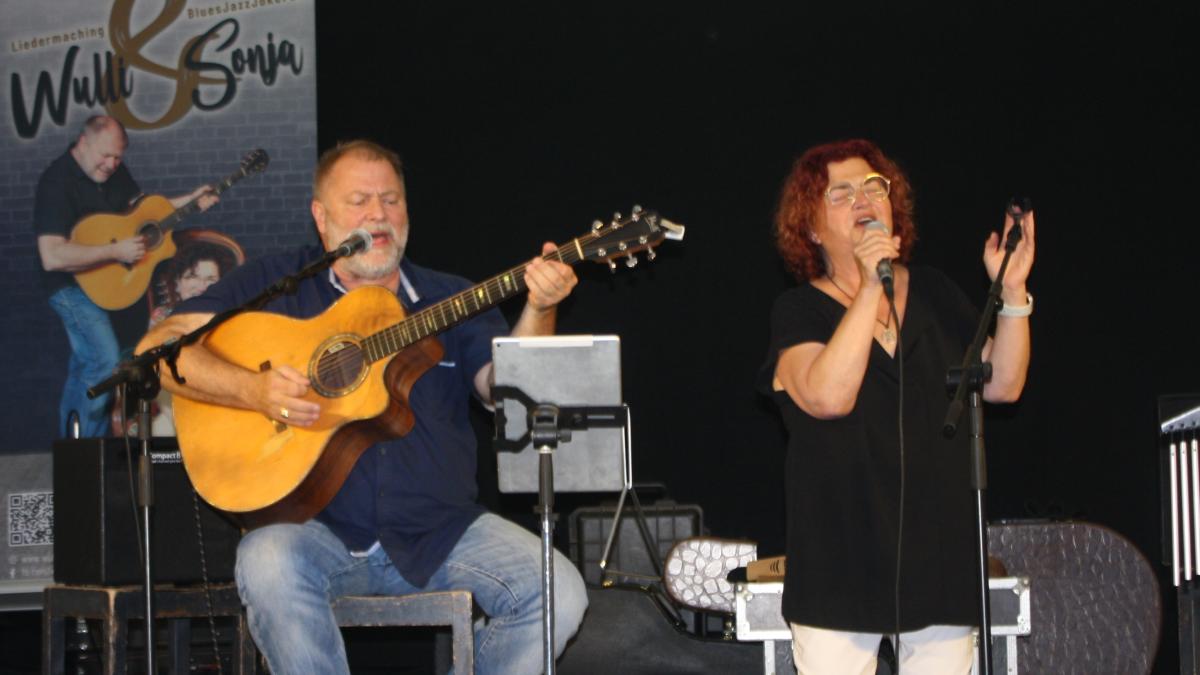 29-Kulturwoche-in-Bergrheinfeld-Das-Liedermacher-Duo-Wulli-und-Sonja-begeisterte