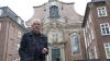 Pastor Karl Schultz vor der St. Joseph-Kirche