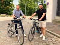 Bernhard Mahler und Nils Lahn versteigern am kommenden Samstag rund 70 Fahrräder.