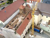 Ein Teil des Daches ist bereits abgetragen.