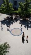 Am Descartes-Gymnasium wurde ein Blue Circle im Pausenhof nachgezeichnet.