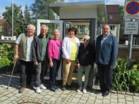 In Kirchdorf gibt es jetzt Bücher in einer „Bücherzelle“. Das Bild zeigt die Initiatoren des Gemeinschaftsprojektes mit Monsignore Herbert Ullmann (rechts) bei der Eröffnung. Zu sehen sind (von links) Johann Huber, Wilhelm Strobel, Centa Schwayer, Gertrud Huber und Elisabeth Heintel.