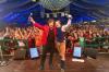 Vincent Gross und Olaf der Flipper, beides Stargäste in der Festhalle Bayernland auf der Nördlinger Mess