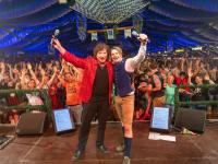 Vincent Gross und Olaf der Flipper, beides Stargäste in der Festhalle Bayernland auf der Nördlinger Mess