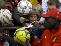 Rainer Koch wollte die Kicker aus Westafrika abschirmen. Die togolesischen Spieler aber gaben sich Fan-nah.