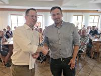 OB Gerhard Schoder gratuliert Lars Schnauber (rechts) zur Wahl zum Ortssprecher.