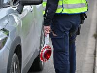 In Fischach wollte ein Mann vor einer Polizeikontrolle flüchten.