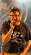 Vincent Gross und Olaf der Flipper haben am Montag im Festzelt auf der Mess‘ für Begeisterung gesorgt. In der Festhalle Bayernland sang Gross unter anderem seinen Hit „Ouzo“ - und konnte sogar Festwirt Peter Schöniger zum Mitsingen auf der Bühne animieren. Auf dem Höhepunkt war die Stimmung, als Olaf der Flipper die Bühne betrat. Er wiederum sang unter anderem zusammen mit seiner Tochter Pia Malo „Tage wie dieser“.