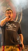 Vincent Gross und Olaf der Flipper haben am Montag im Festzelt auf der Mess‘ für Begeisterung gesorgt. In der Festhalle Bayernland sang Gross unter anderem seinen Hit „Ouzo“ - und konnte sogar Festwirt Peter Schöniger zum Mitsingen auf der Bühne animieren. Auf dem Höhepunkt war die Stimmung, als Olaf der Flipper die Bühne betrat. Er wiederum sang unter anderem zusammen mit seiner Tochter Pia Malo „Tage wie dieser“.