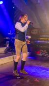 Vincent Gross und Olaf der Flipper haben am Montag im Festzelt auf der Mess‘ für Begeisterung gesorgt. In der Festhalle Bayernland sang Gross unter anderem seinen Hit „Ouzo“ - und konnte sogar Festwirt Peter Schöniger zum Mitsingen auf der Bühne animieren. Auf dem Höhepunkt war die Stimmung, als Olaf der Flipper die Bühne betrat. Er wiederum sang unter anderem zusammen mit seiner Tochter Pia Malo „Tage wie dieser“.