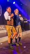 Vincent Gross und Olaf der Flipper haben am Montag im Festzelt auf der Mess‘ für Begeisterung gesorgt. In der Festhalle Bayernland sang Gross unter anderem seinen Hit „Ouzo“ - und konnte sogar Festwirt Peter Schöniger zum Mitsingen auf der Bühne animieren. Auf dem Höhepunkt war die Stimmung, als Olaf der Flipper die Bühne betrat. Er wiederum sang unter anderem zusammen mit seiner Tochter Pia Malo „Tage wie dieser“.