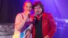 Vincent Gross und Olaf der Flipper haben am Montag im Festzelt auf der Mess‘ für Begeisterung gesorgt. In der Festhalle Bayernland sang Gross unter anderem seinen Hit „Ouzo“ - und konnte sogar Festwirt Peter Schöniger zum Mitsingen auf der Bühne animieren. Auf dem Höhepunkt war die Stimmung, als Olaf der Flipper die Bühne betrat. Er wiederum sang unter anderem zusammen mit seiner Tochter Pia Malo „Tage wie dieser“.