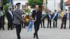 Marco Meyer (links) und Landrat Martin Sailer legten eine Blumenschale zum Gedenken an die Opfer der Kriege nieder.