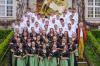 Die alte Fahne hat bald ausgedient: Mit einem großen Festwochenende begeht die Landjugend Affing die Weihe der neuen Fahne. Wie viele Generationen von Landjugendmitglieder vor ihnen stellten sich die aktuellen Mitglieder zum Gruppenfoto auf der Schlosstreppe auf; ganz rechts der Schirmherr der Fahnenweihe, Baron Marian von Gravenreuth.