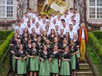 Die alte Fahne hat bald ausgedient: Mit einem großen Festwochenende begeht die Landjugend Affing die Weihe der neuen Fahne. Wie viele Generationen von Landjugendmitglieder vor ihnen stellten sich die aktuellen Mitglieder zum Gruppenfoto auf der Schlosstreppe auf; ganz rechts der Schirmherr der Fahnenweihe, Baron Marian von Gravenreuth.