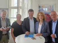 Gemeinsamer Austausch bei der Bobinger Sozialstation (v.l.n.r.): Hans-Peter Dangl, Anette Berner, Dr. Stefan Kiefer, Regina Weinkamm und Jürgen Reichert.