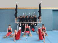 Die Friedberger Turner mit (hinten von links): Lukas Geißlinger, Alexander Walter, Alexander Reiss, Duo Wang, Nael Desta, Arian Krapf, Leopold Wolferseder und Simon Zutt sowie im Hang Philipp Haupt (links) und Alexander Miller sowie im Stütz (von links) Tristan Gräber, Simon Walter, Elias Schubert, Jakob Thürauf und Raphael Pister.