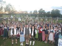 Ein Gemeinschaftskonzert mit 111 Musikantinnen und Musikanten beeindruckte die Gäste im Rahmen der Feier des Musikvereins Haunswies anlässlich seines zehnten Geburtstags. Der Verein nutzte dafür das "Gemhofa Bierzelt".