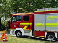 Das neue Feuerwehrfahrzeug der Freiwilligen Feuerwehr Edelstetten sowie das von Erni Zecha gestaltete Gemälde des heiligen Florian.